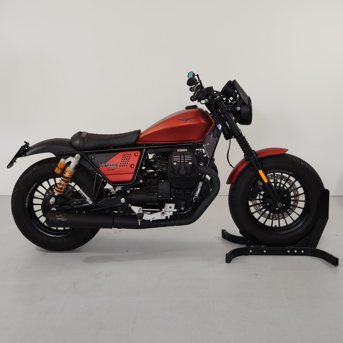 License plate holder with 3-1 multifunctional indicators - Moto Guzzi V9