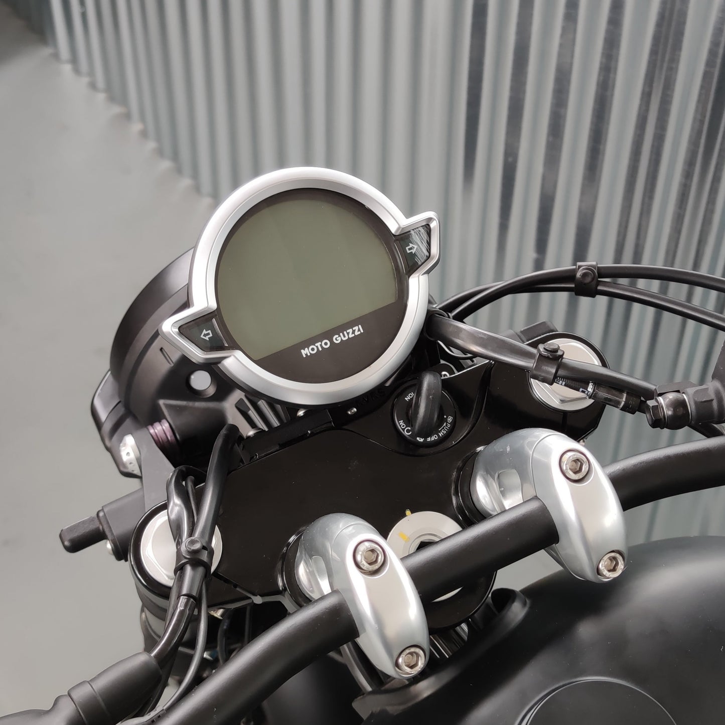Symmetrical instrumentation bracket V9
