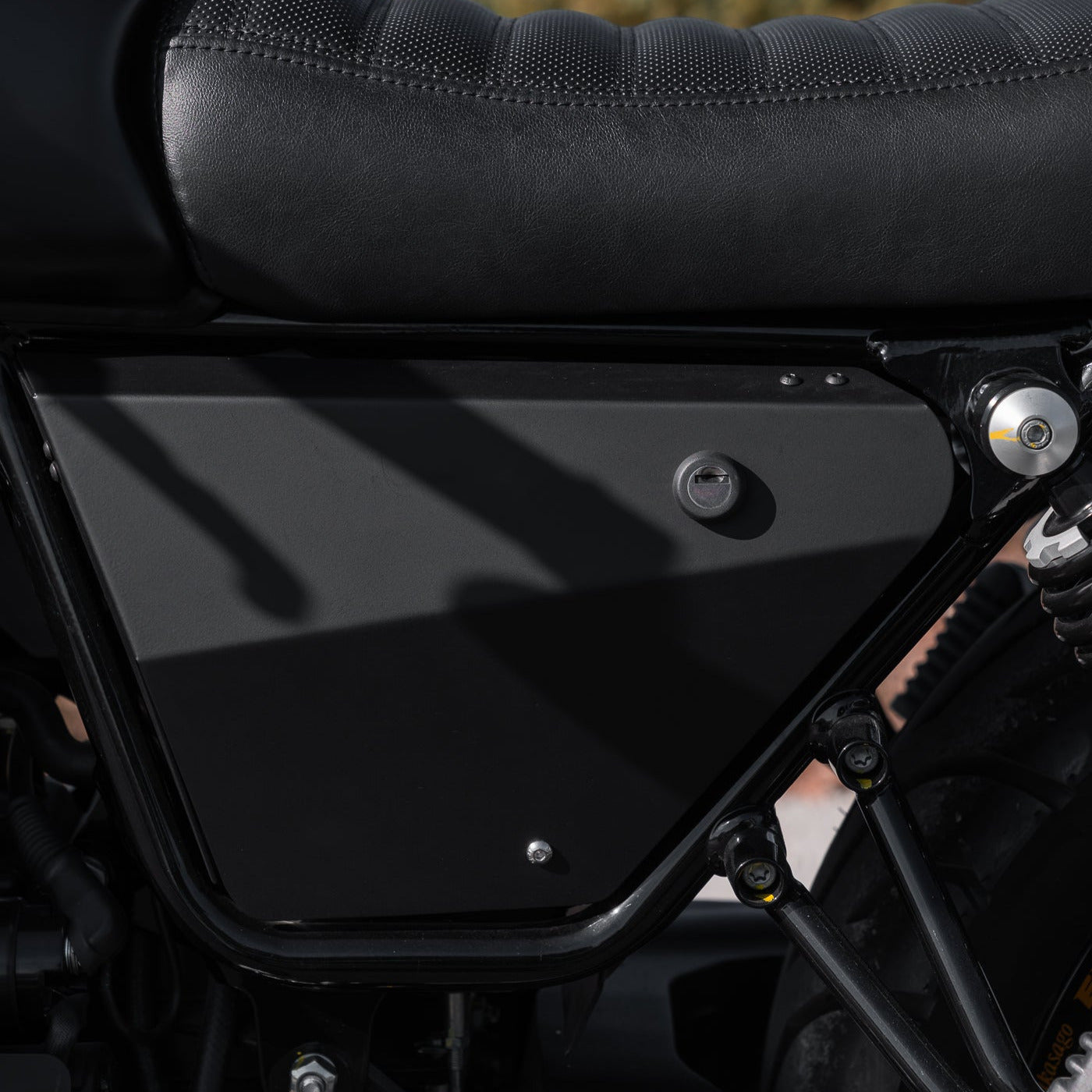 V7 850 aluminum side panels