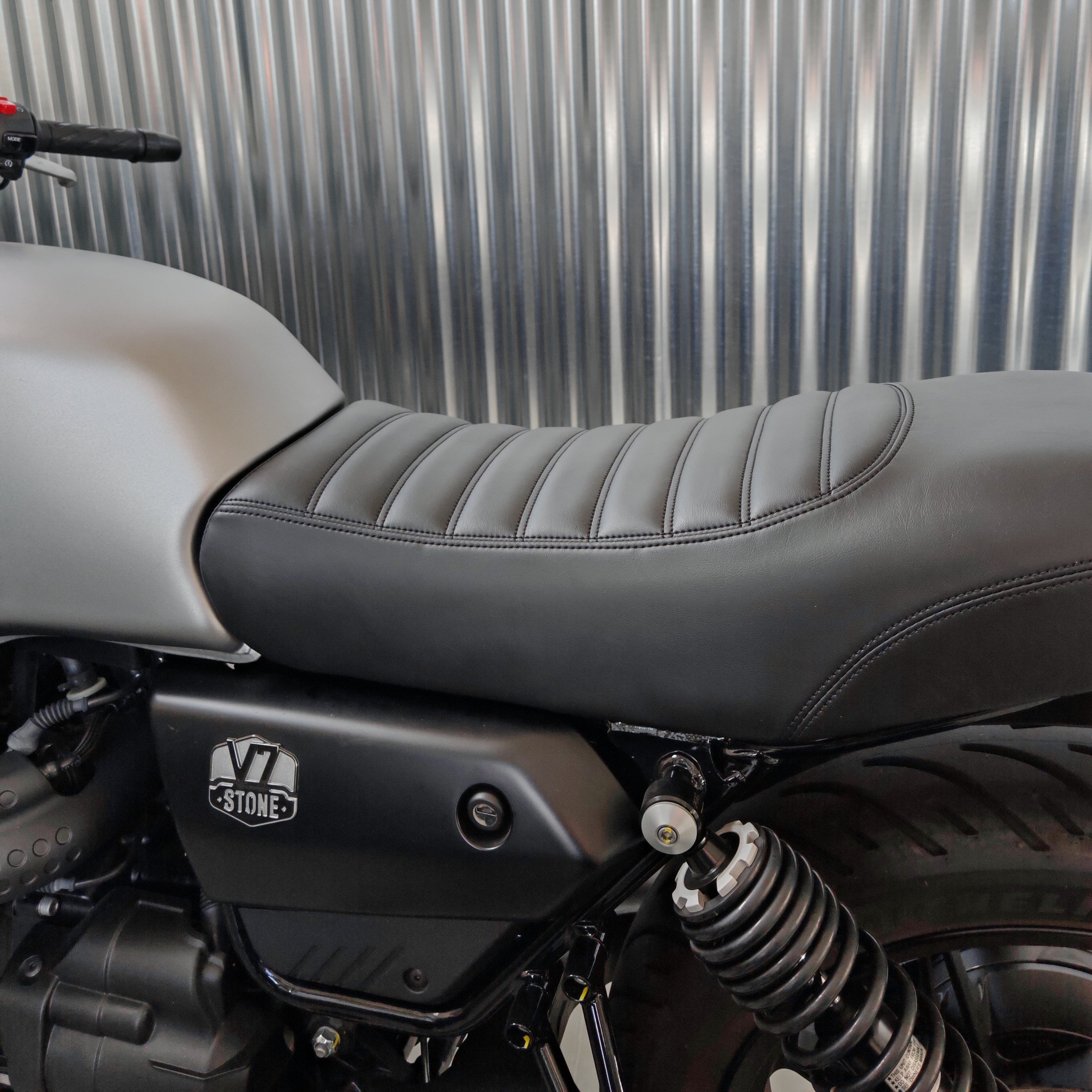 Slim Saddle V7 850 – RVRS MOTO